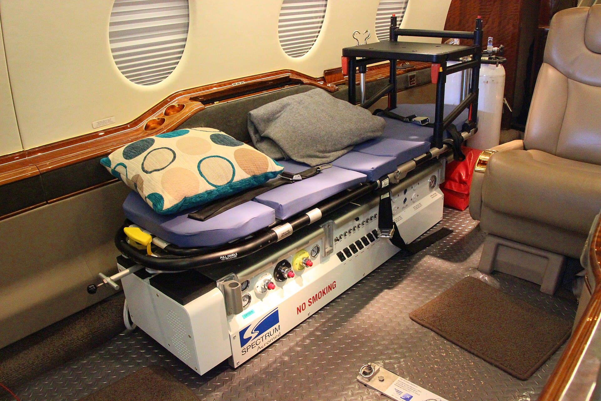 Air ambulance cabin with medical stretcher